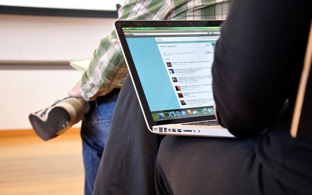 How You Can Tell How Old Someone Is By Their Tweets