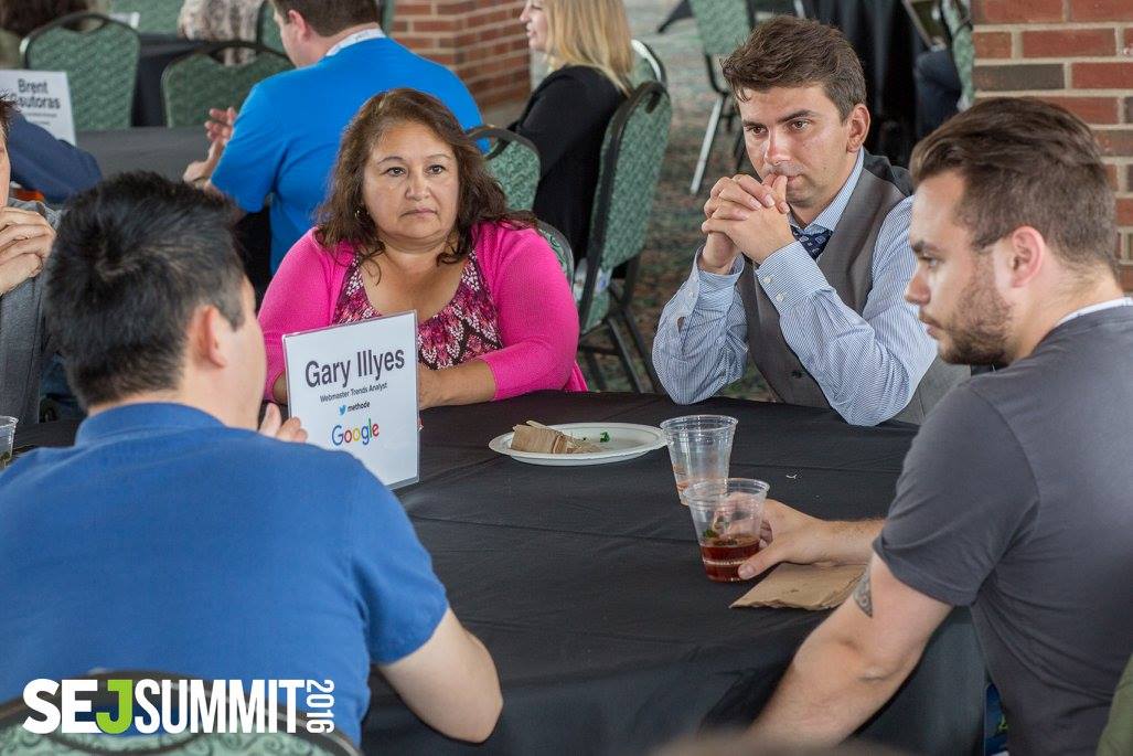 Gary Illyes having lunch with SEJ Summit Chicago attendees.