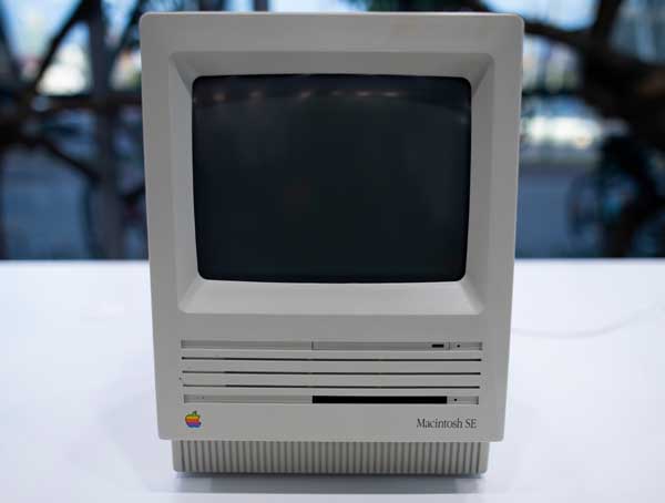 image of an Apple Macintosh SE computer from 1988