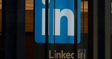 LinkedIn Tests New Human Curated Discover Feed