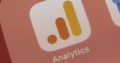 Google Analytics Removes 4 Models, Adds Custom Metrics