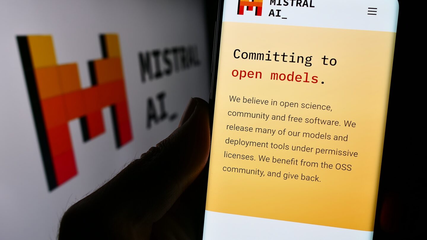 searchenginejournal.com - Kristi Hines - Mixtral-8x7B: 4 Ways To Try The New Model From Mistral AI