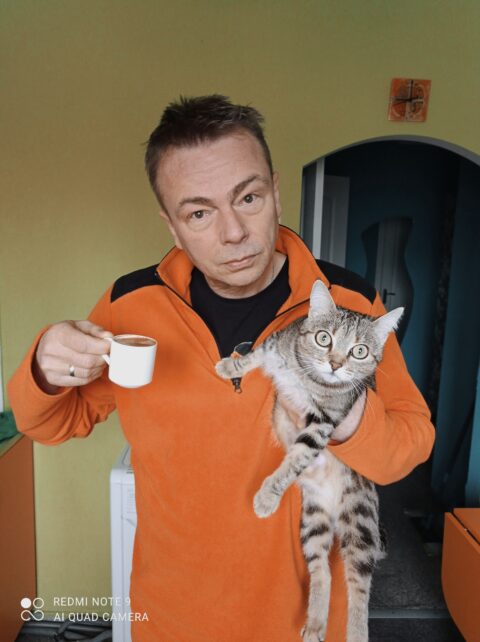 Anton Shulke y Dynia el gato